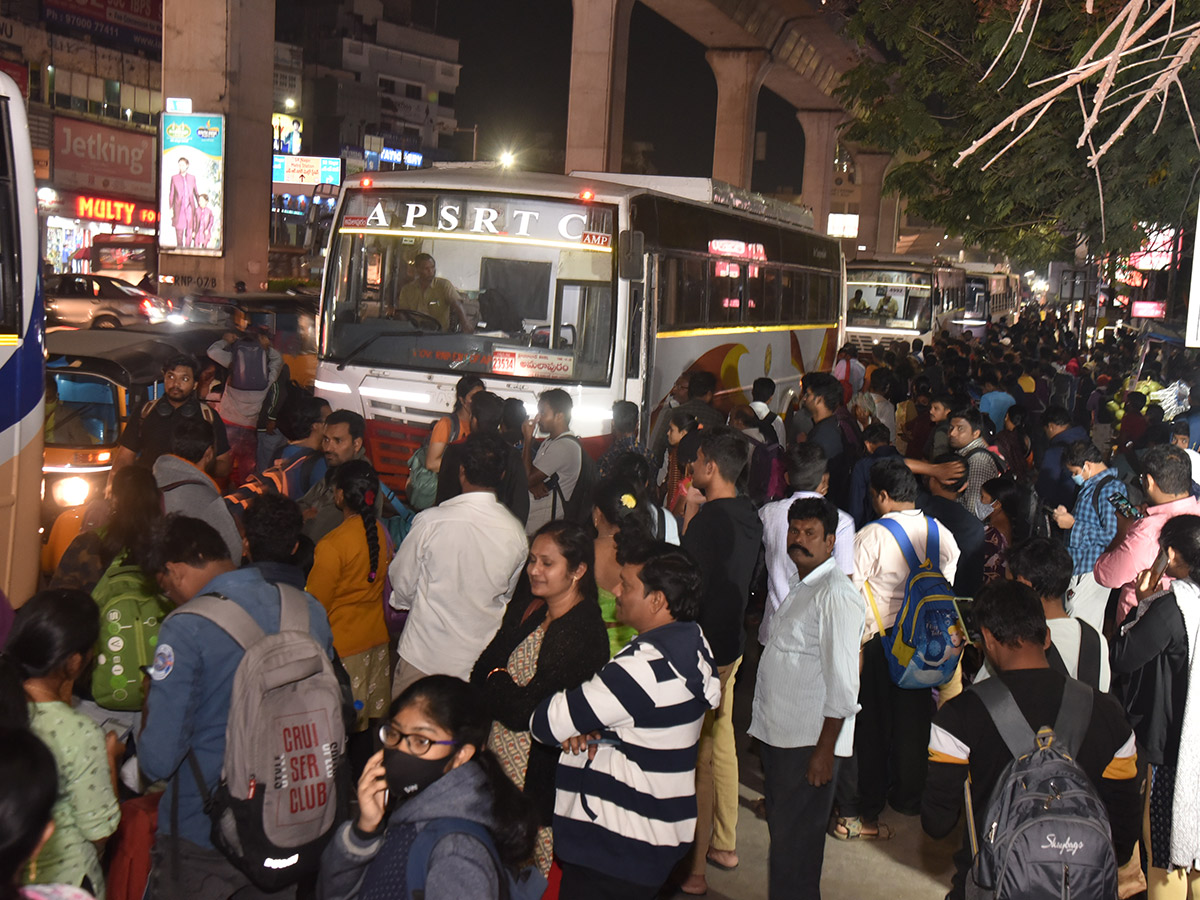 Sankranti 2023: Huge Rush at Railway and Bus Stations - Sakshi34