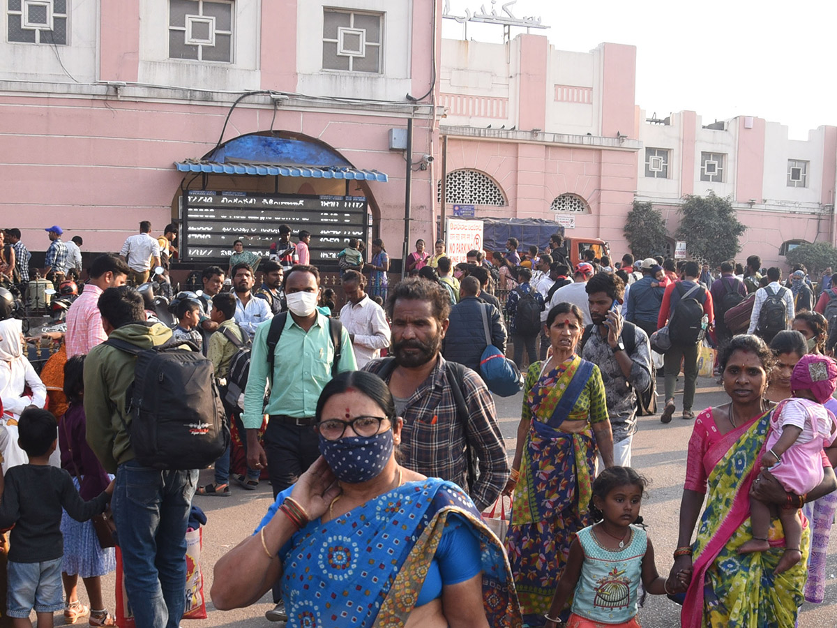 Sankranti 2023: Huge Rush at Railway and Bus Stations - Sakshi5