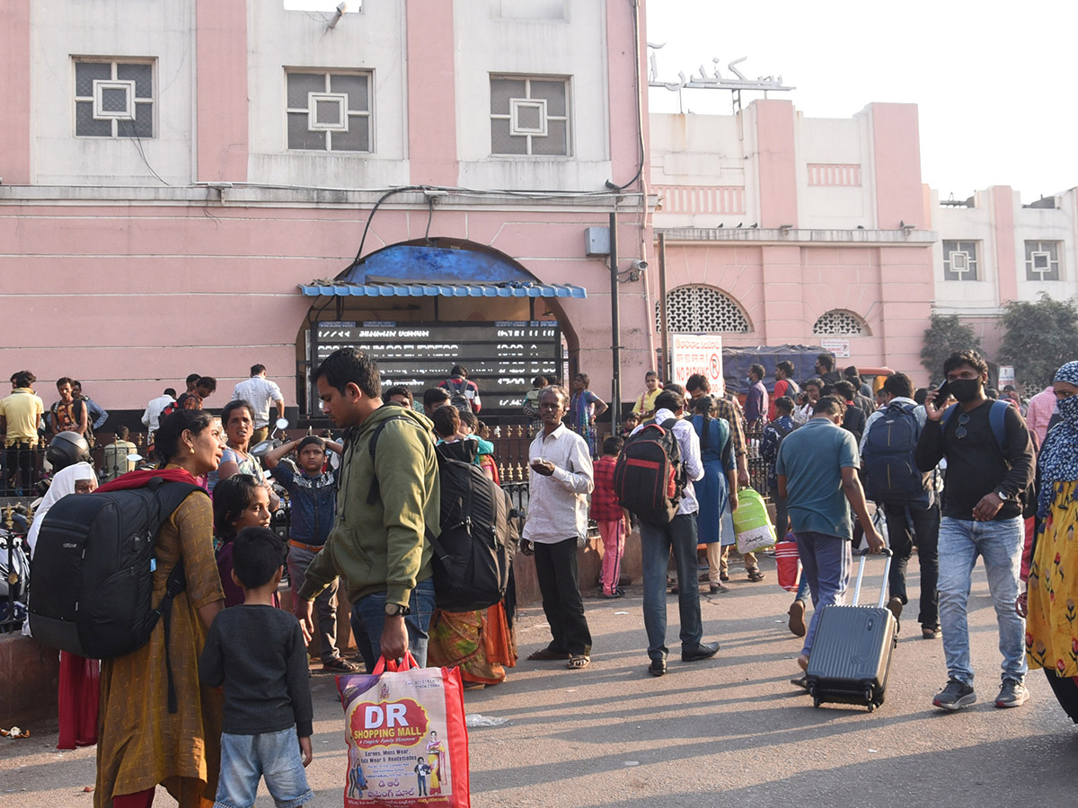 Sankranti 2023: Huge Rush at Railway and Bus Stations - Sakshi6