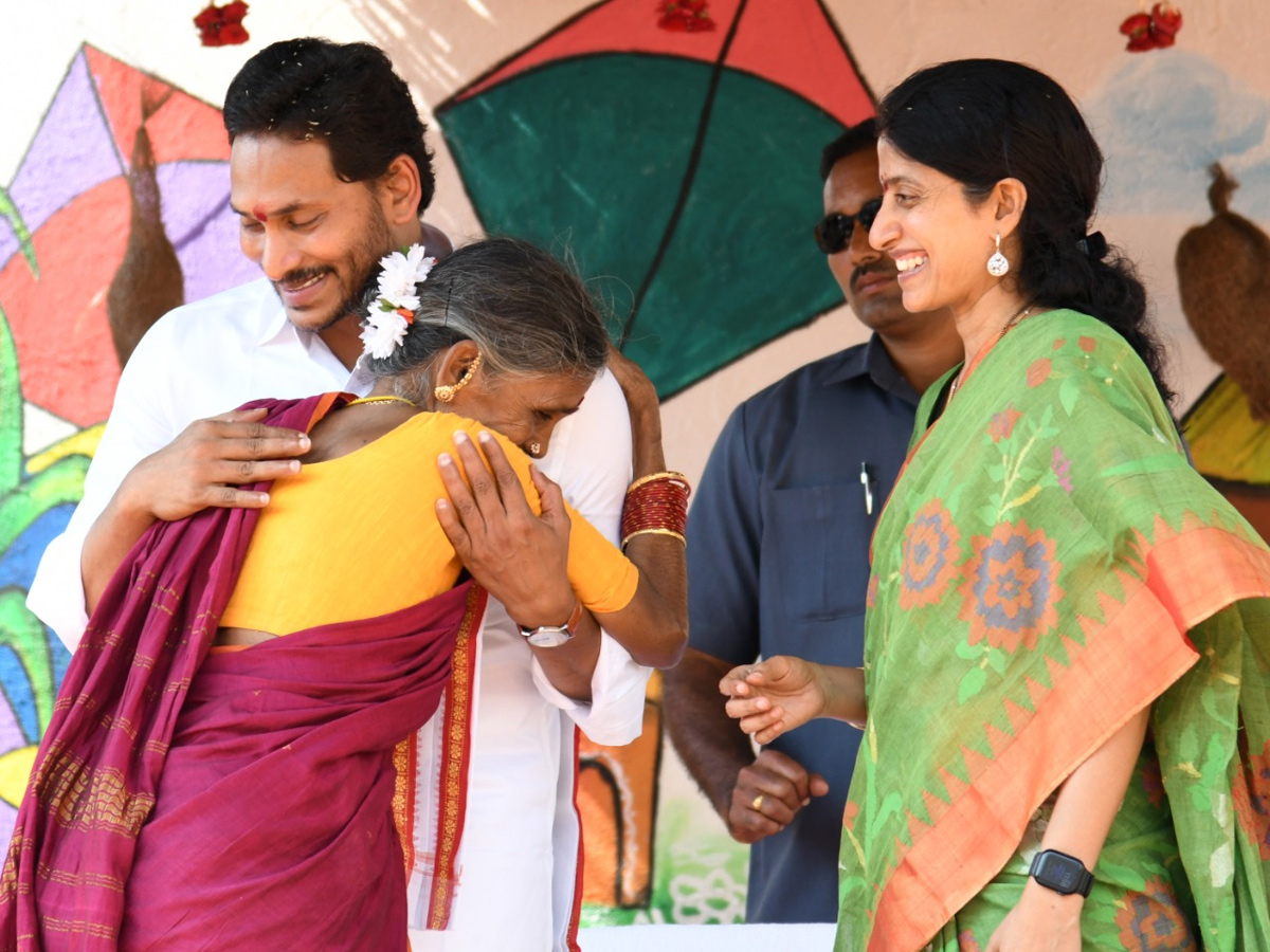 CM YS Jagan Sankranti Celebrations At Tadepalli Camp Office  - Sakshi19