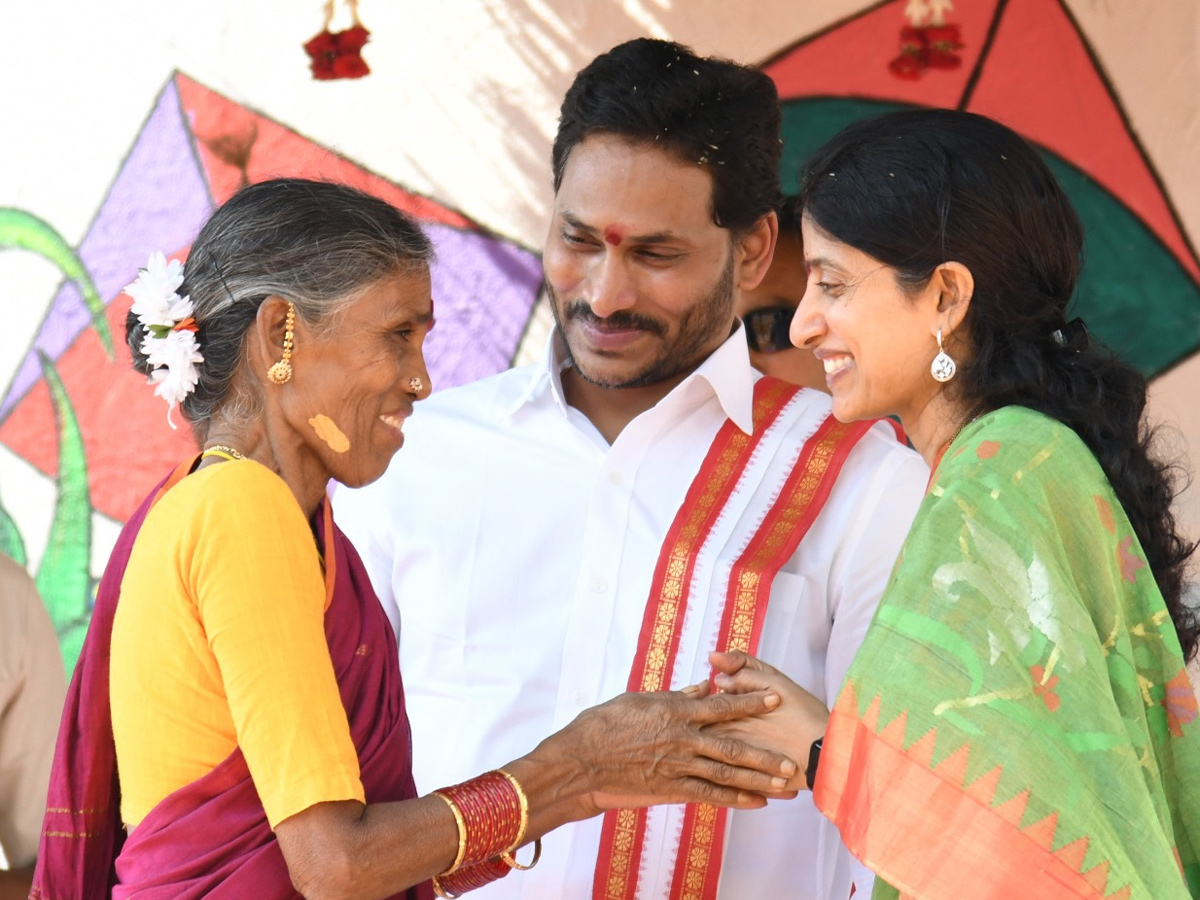 CM YS Jagan Sankranti Celebrations At Tadepalli Camp Office  - Sakshi3