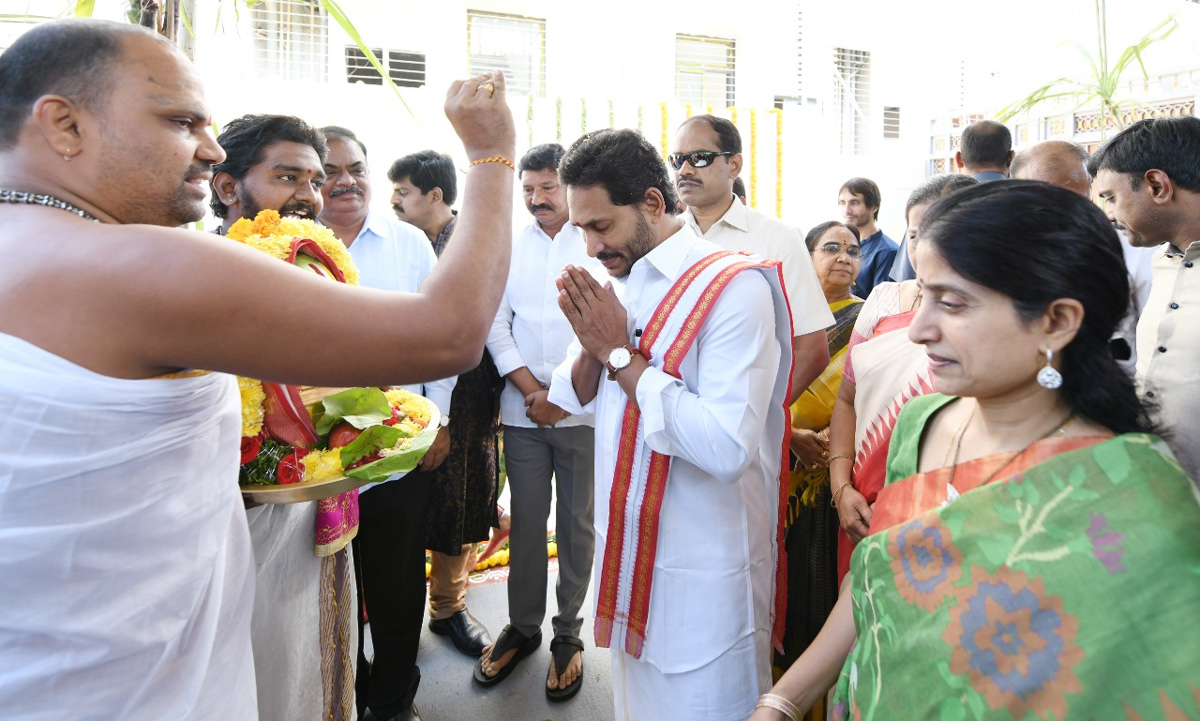 CM YS Jagan Sankranti Celebrations At Tadepalli Camp Office  - Sakshi17