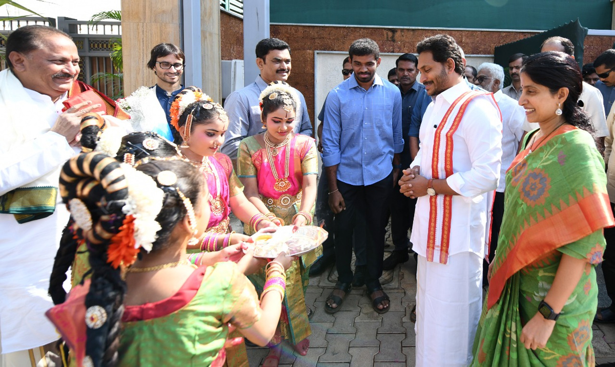 CM YS Jagan Sankranti Celebrations At Tadepalli Camp Office  - Sakshi18