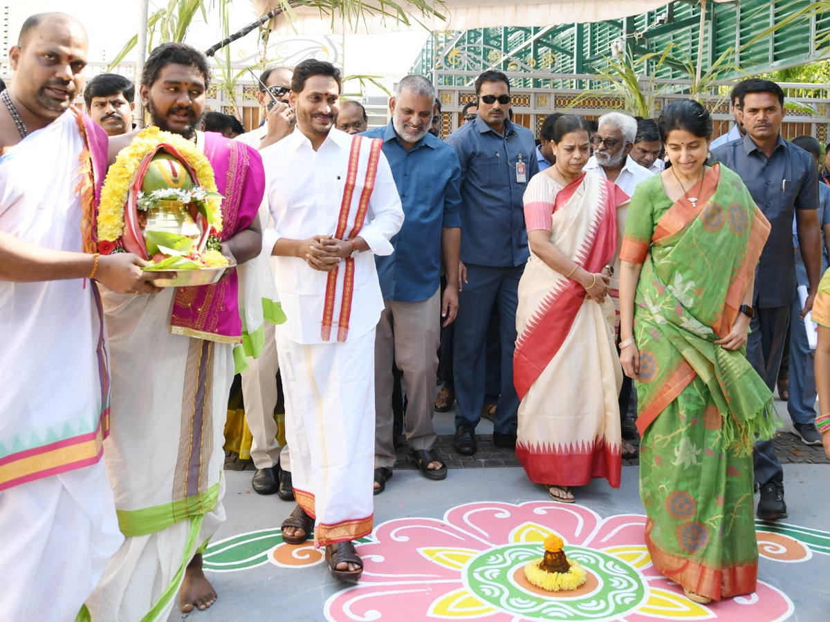 CM YS Jagan Sankranti Celebrations At Tadepalli Camp Office  - Sakshi1