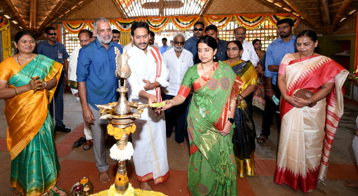 CM YS Jagan Sankranti Celebrations At Tadepalli Camp Office  - Sakshi21