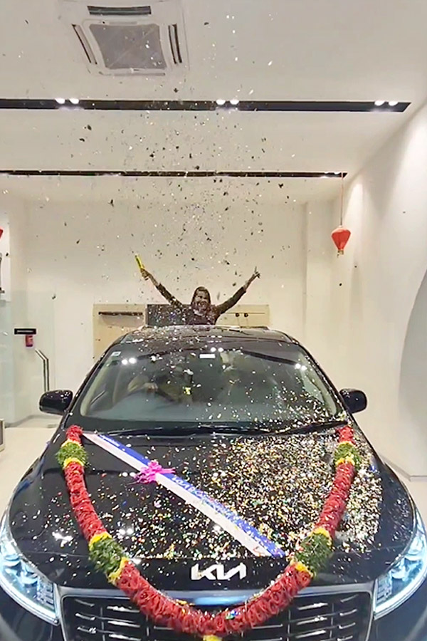 Bigg boss telugu fame himaja buys luxury car on sankranthi PHotos - Sakshi14