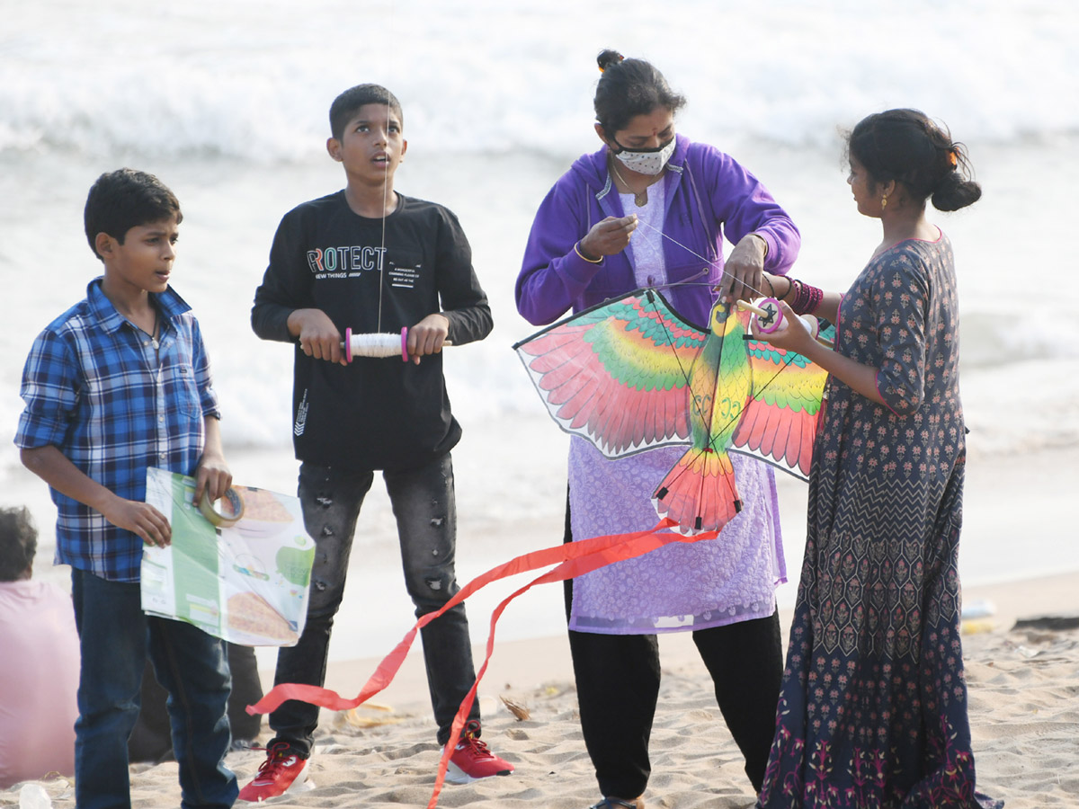 Sankranti : Kite Feastival Attracts People At Vizag Beach Road - Sakshi2