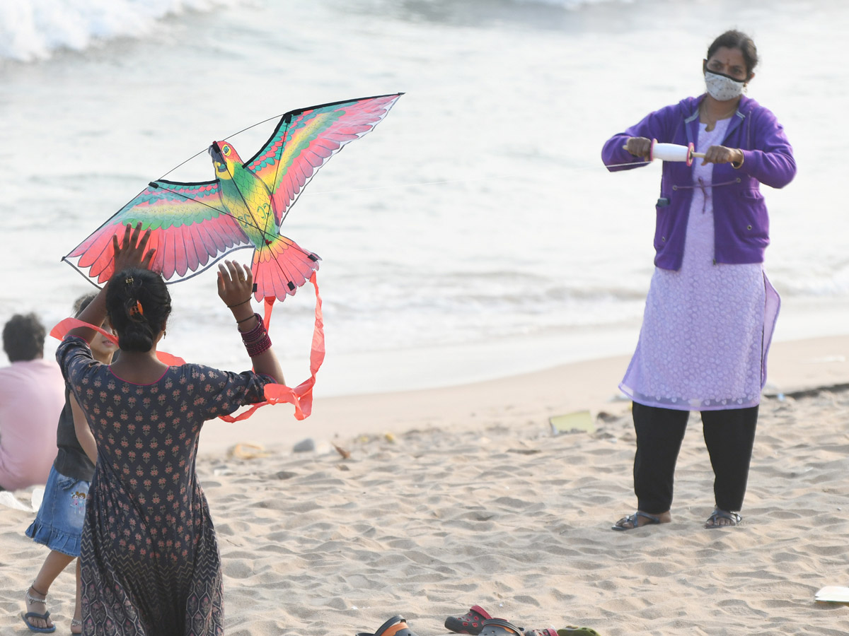 Sankranti : Kite Feastival Attracts People At Vizag Beach Road - Sakshi4