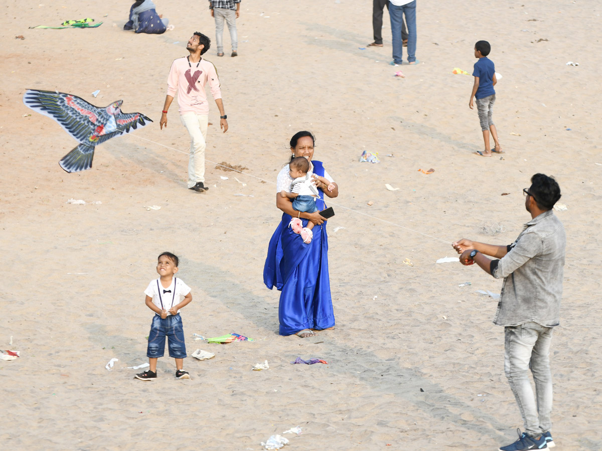 Sankranti : Kite Feastival Attracts People At Vizag Beach Road - Sakshi5