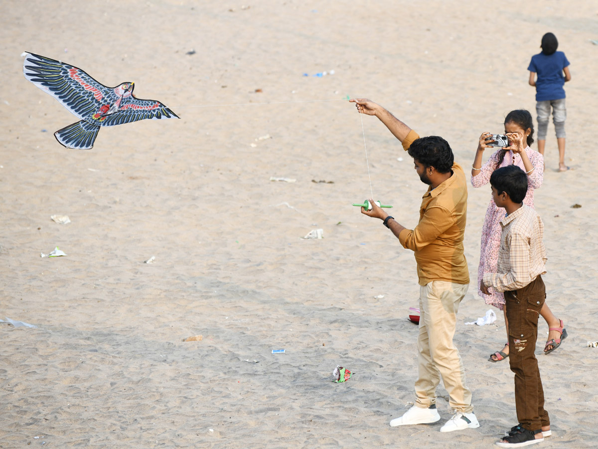 Sankranti : Kite Feastival Attracts People At Vizag Beach Road - Sakshi6