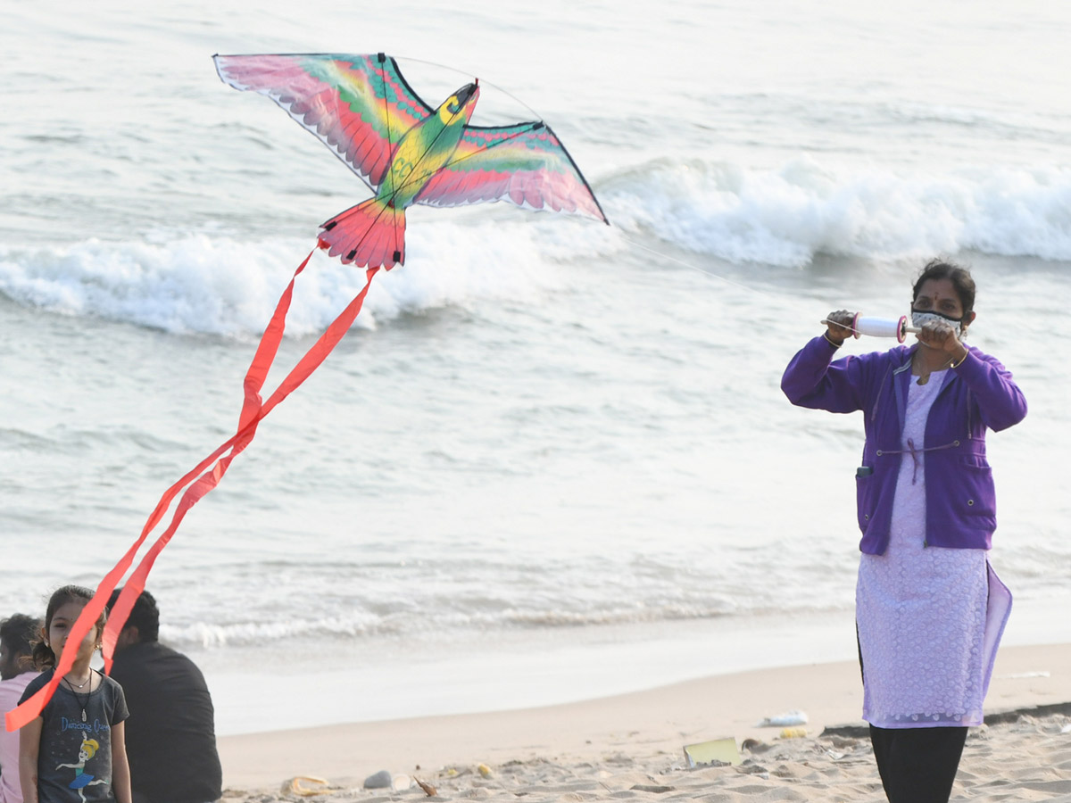 Sankranti : Kite Feastival Attracts People At Vizag Beach Road - Sakshi7