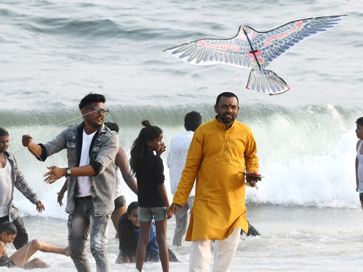 Sankranti : Kite Feastival Attracts People At Vizag Beach Road - Sakshi10