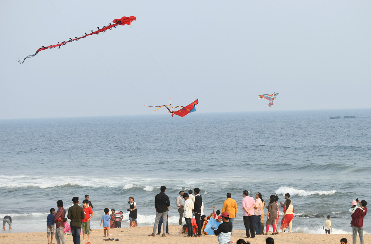 Sankranti : Kite Feastival Attracts People At Vizag Beach Road - Sakshi16