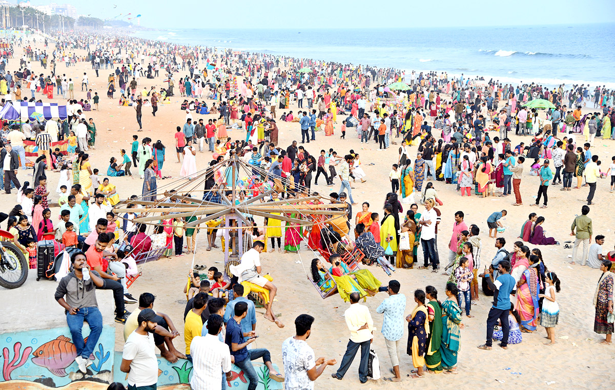 Sankranti : Kite Feastival Attracts People At Vizag Beach Road - Sakshi19