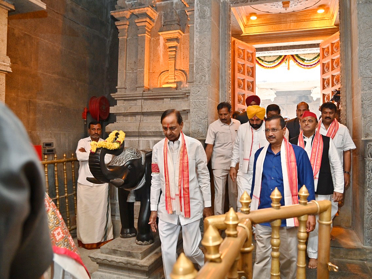 CM KCR Along With Three state CMs Visit Yadadri Sri lakshmi Narasimha Swamy Temple Photos - Sakshi12