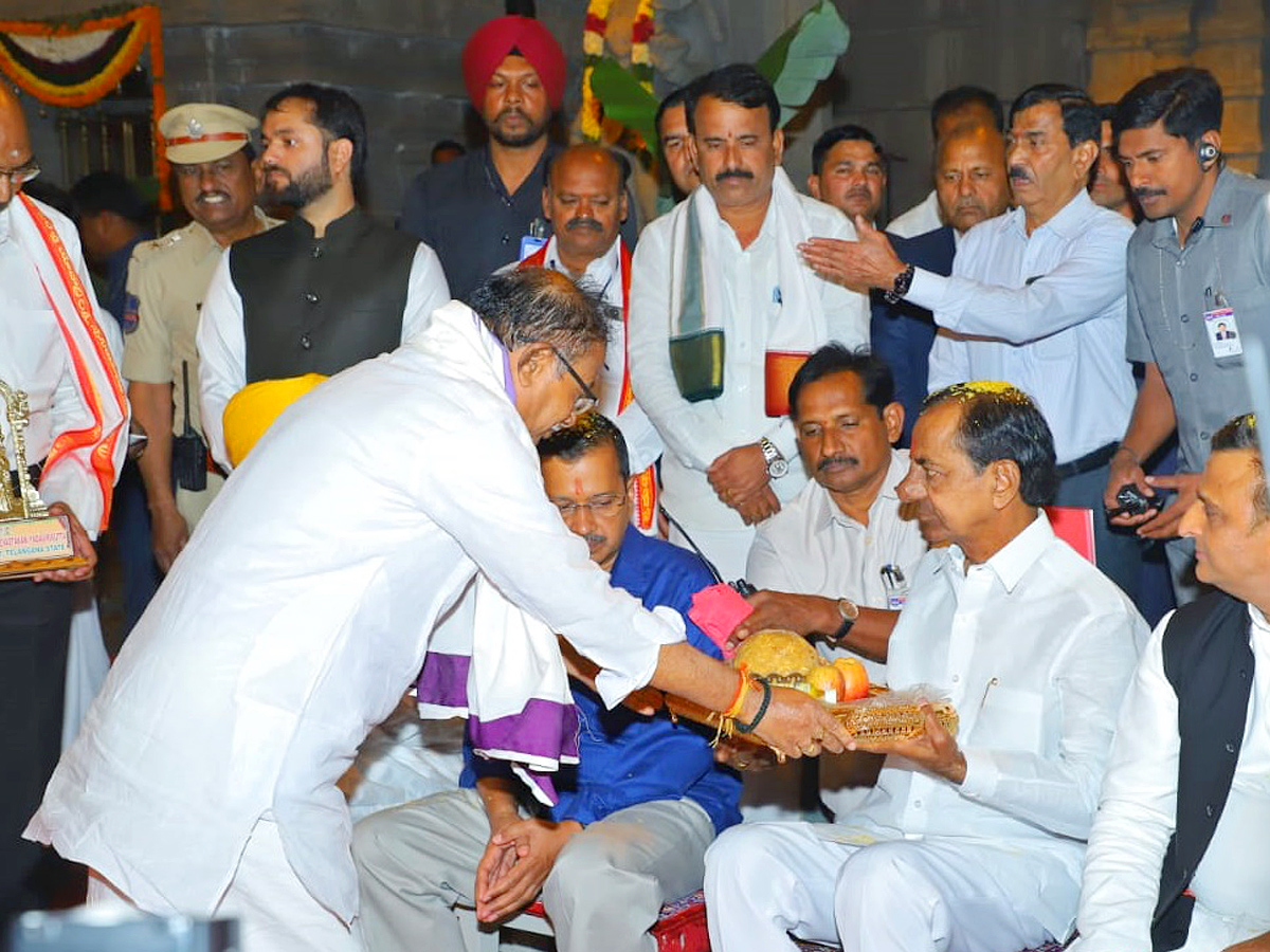 CM KCR Along With Three state CMs Visit Yadadri Sri lakshmi Narasimha Swamy Temple Photos - Sakshi15