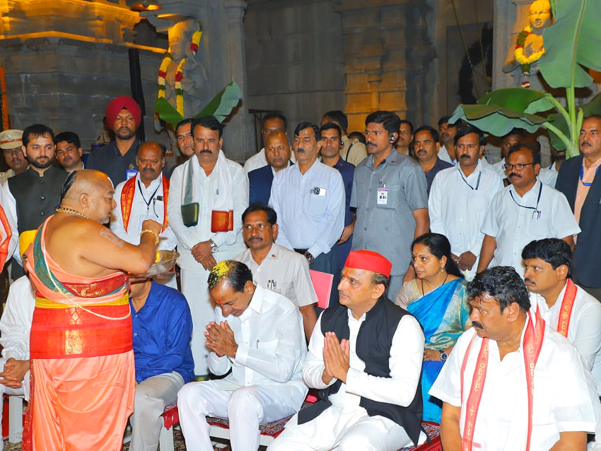 CM KCR Along With Three state CMs Visit Yadadri Sri lakshmi Narasimha Swamy Temple Photos - Sakshi16