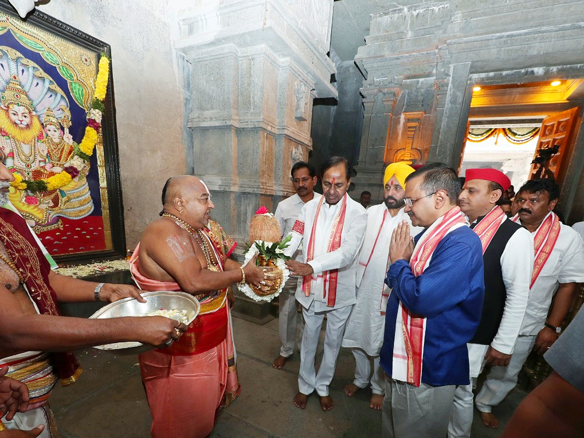 CM KCR Along With Three state CMs Visit Yadadri Sri lakshmi Narasimha Swamy Temple Photos - Sakshi3