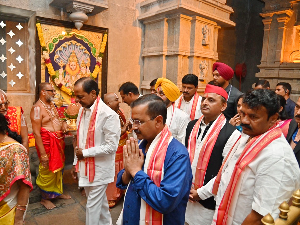 CM KCR Along With Three state CMs Visit Yadadri Sri lakshmi Narasimha Swamy Temple Photos - Sakshi20