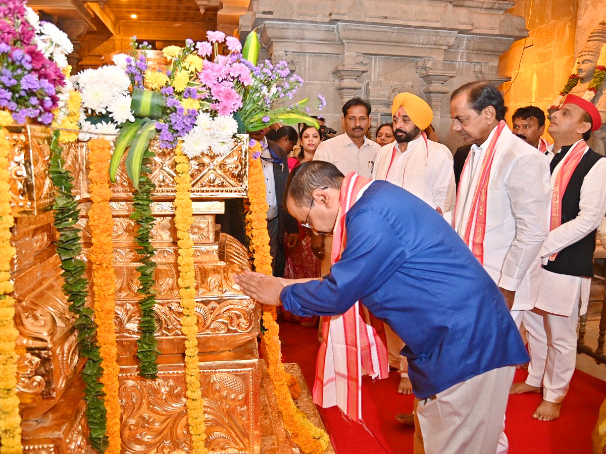 CM KCR Along With Three state CMs Visit Yadadri Sri lakshmi Narasimha Swamy Temple Photos - Sakshi9