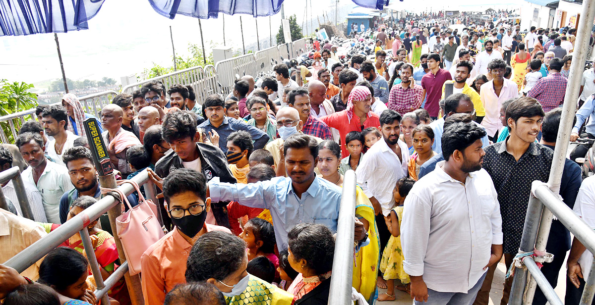 Devotees huge rush at Indrakeeladri Durga Devi Temple  - Sakshi13