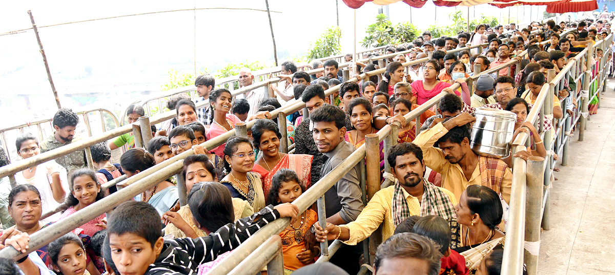 Devotees huge rush at Indrakeeladri Durga Devi Temple  - Sakshi2