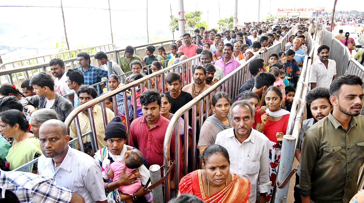 Devotees huge rush at Indrakeeladri Durga Devi Temple  - Sakshi3