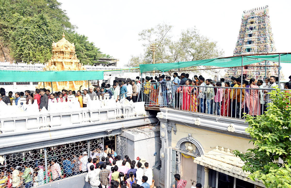 Devotees huge rush at Indrakeeladri Durga Devi Temple  - Sakshi4