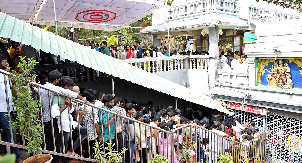 Devotees huge rush at Indrakeeladri Durga Devi Temple  - Sakshi5