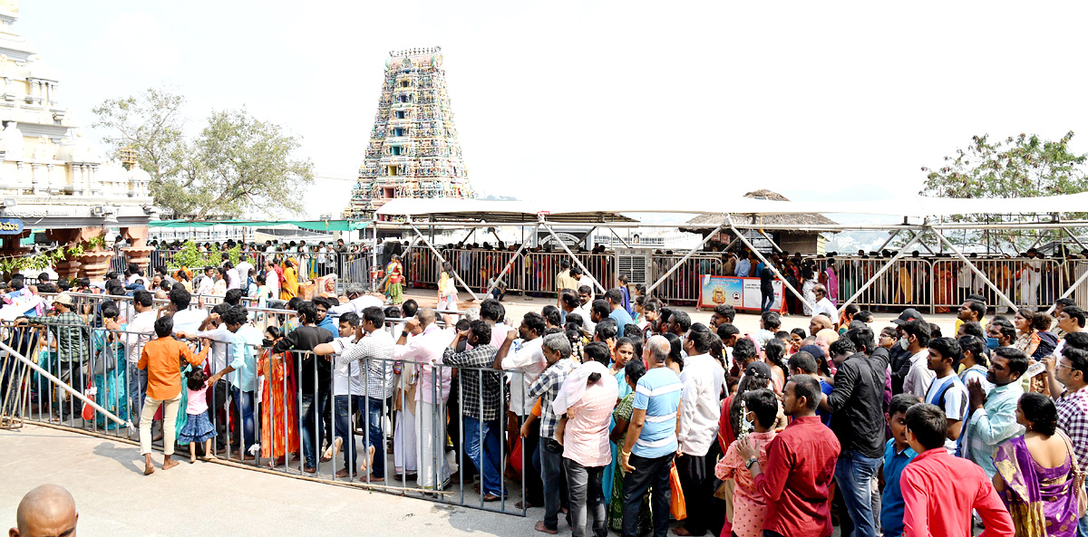 Devotees huge rush at Indrakeeladri Durga Devi Temple  - Sakshi6