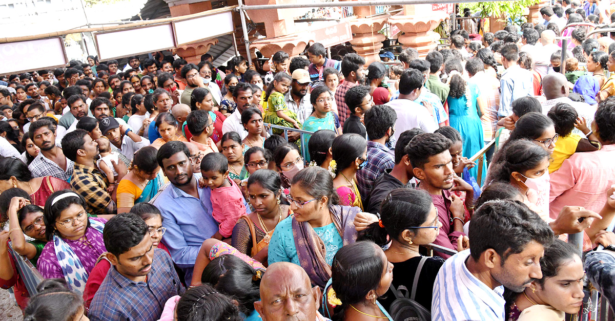 Devotees huge rush at Indrakeeladri Durga Devi Temple  - Sakshi7