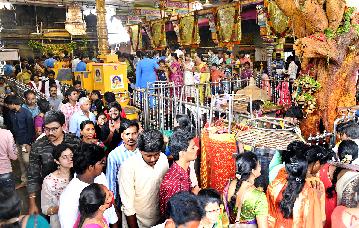 Devotees huge rush at Indrakeeladri Durga Devi Temple  - Sakshi9