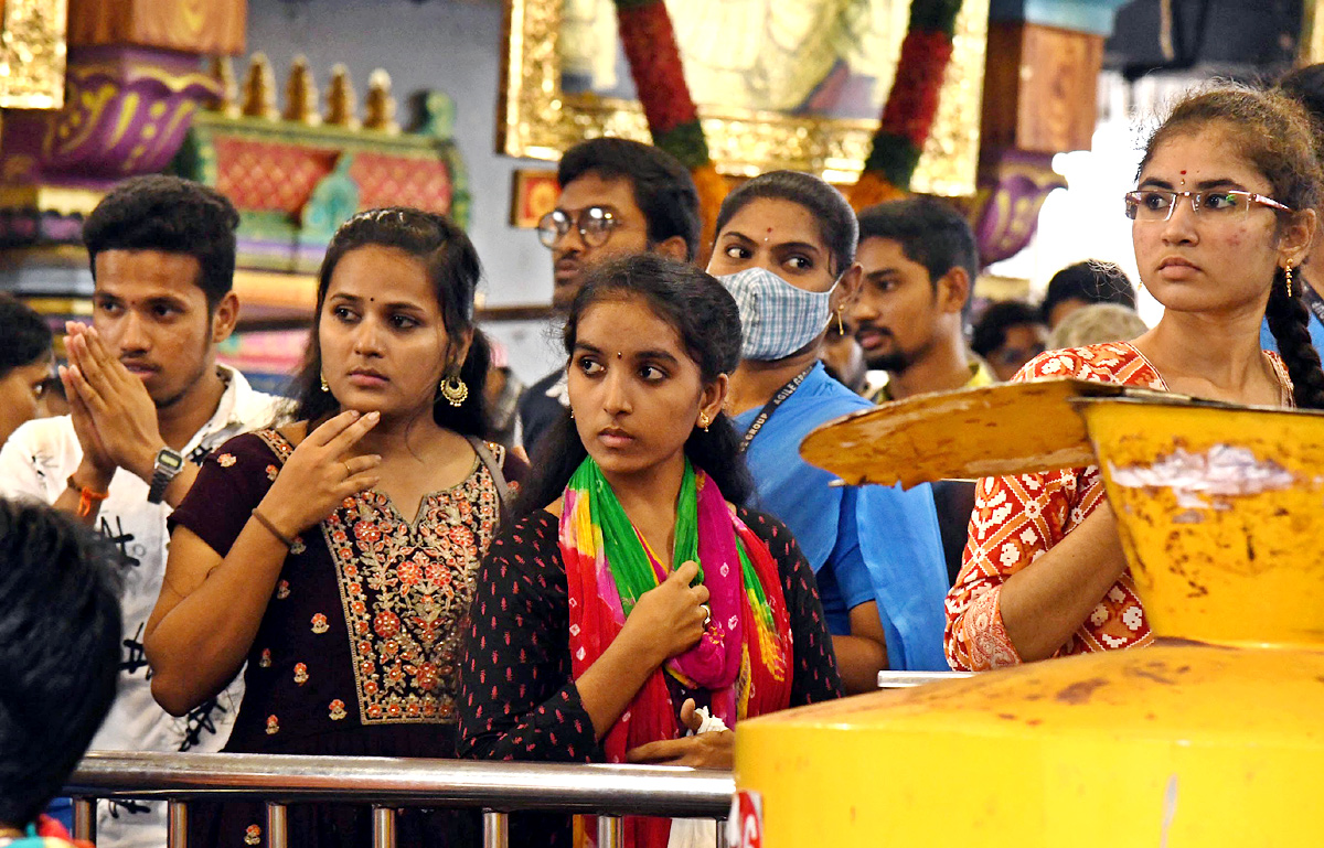 Devotees huge rush at Indrakeeladri Durga Devi Temple  - Sakshi10