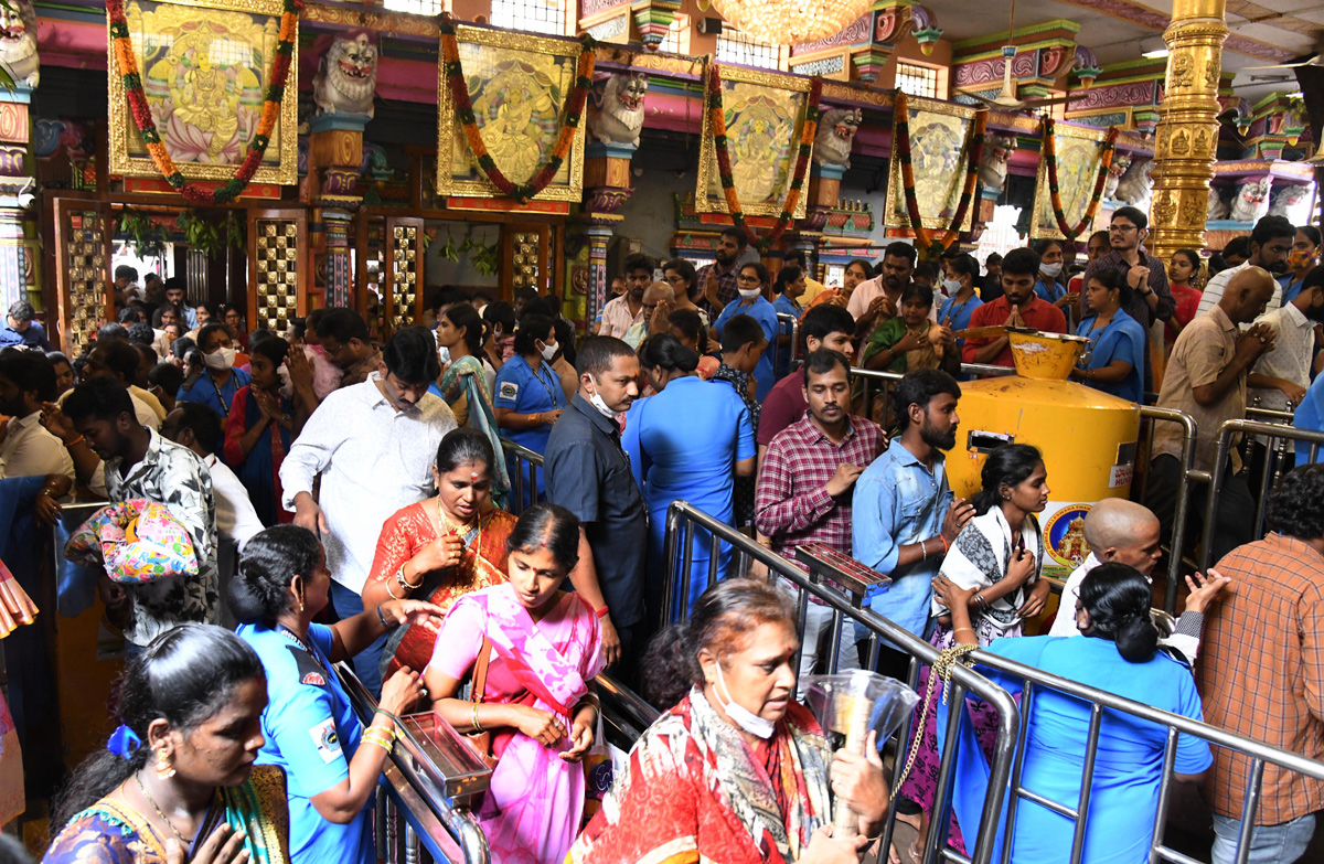 Devotees huge rush at Indrakeeladri Durga Devi Temple  - Sakshi11