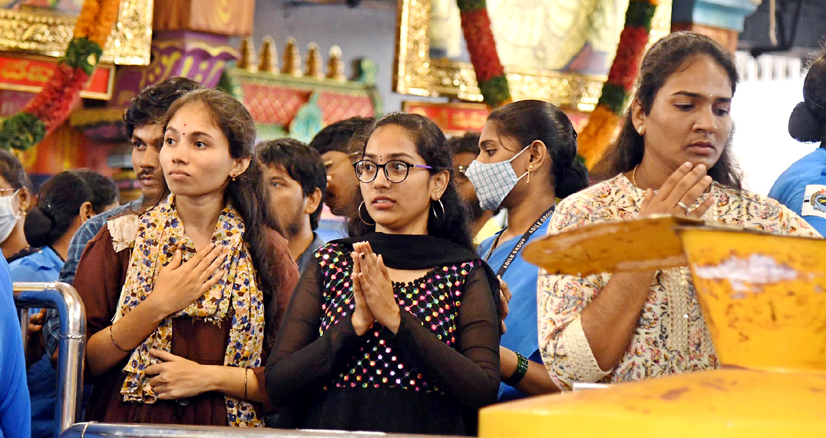 Devotees huge rush at Indrakeeladri Durga Devi Temple  - Sakshi1