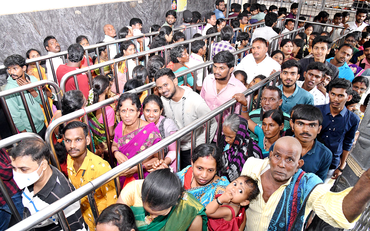 Devotees huge rush at Indrakeeladri Durga Devi Temple  - Sakshi14