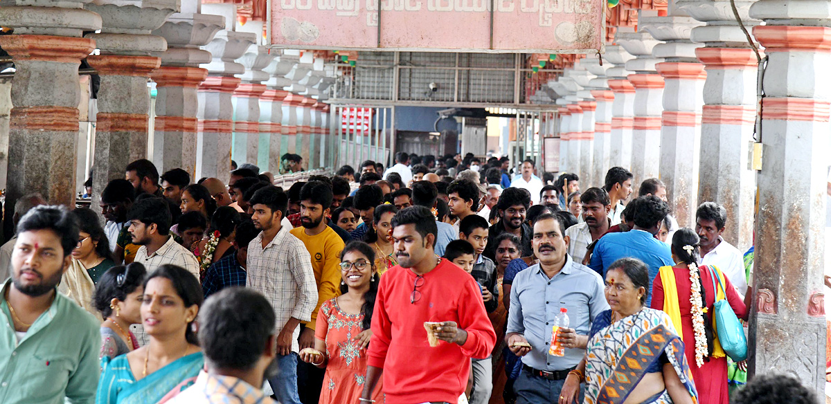 Devotees huge rush at Indrakeeladri Durga Devi Temple  - Sakshi15