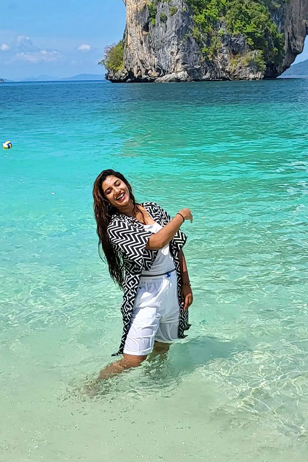 Anchor Vishnu Priya ENJOYING In Thailand Beach Photos - Sakshi9