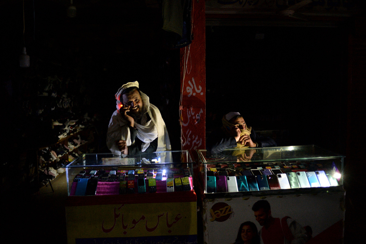 Pakistan hit with massive power outage - Sakshi12