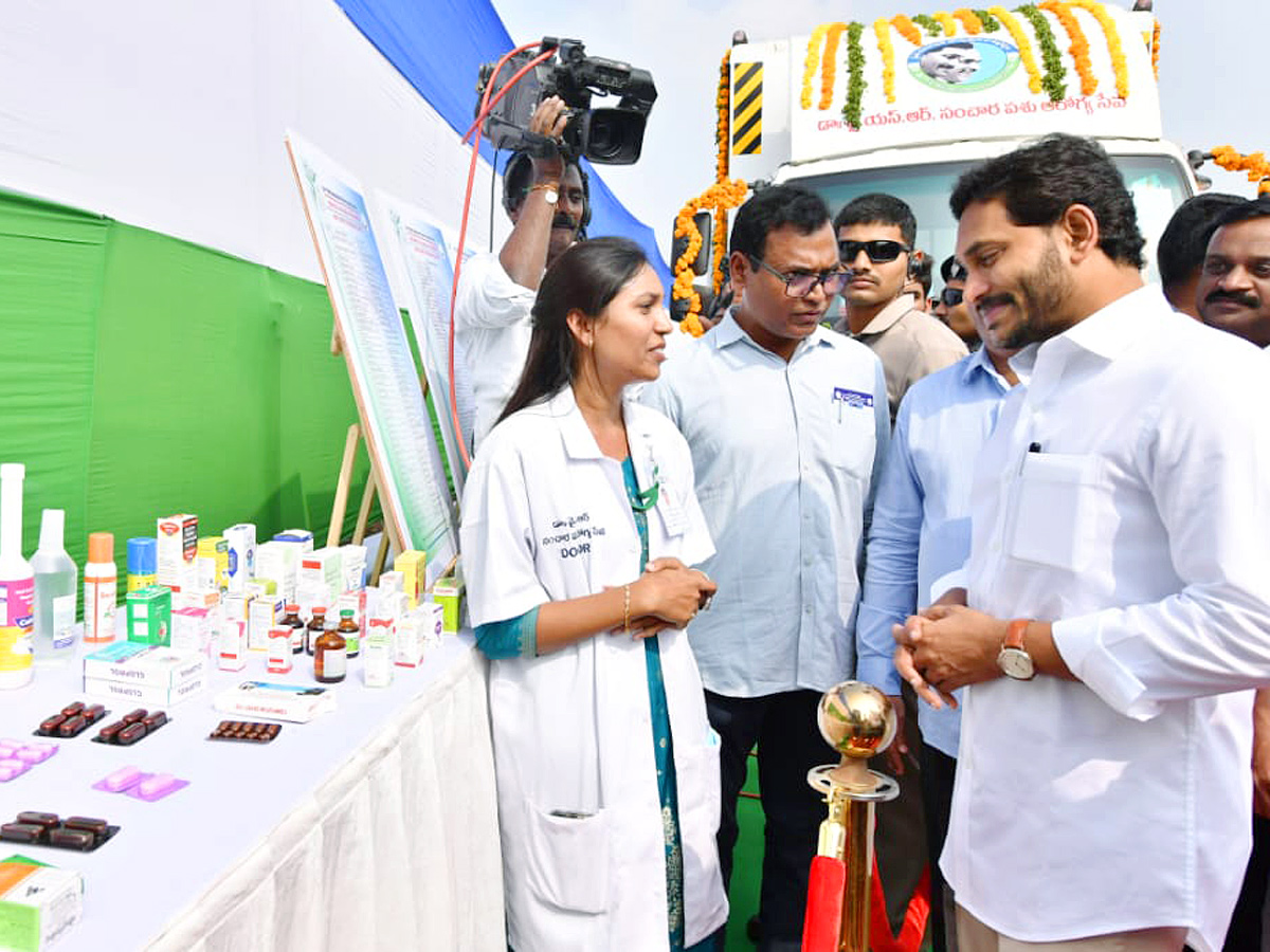 AP CM YS Jagan Flags Off 165 Veterinary Ambulances Photos - Sakshi6