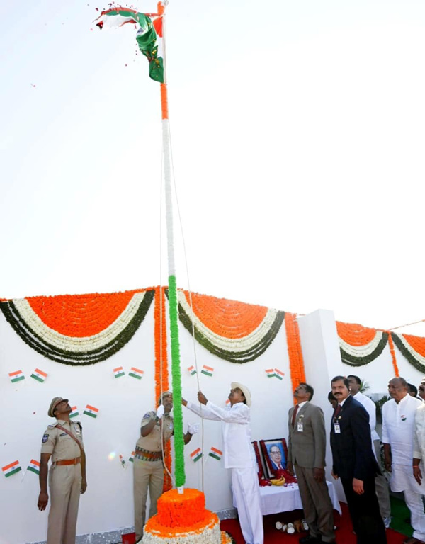 CM KCR hoists national flag at Pragathi Bhavan - Sakshi13