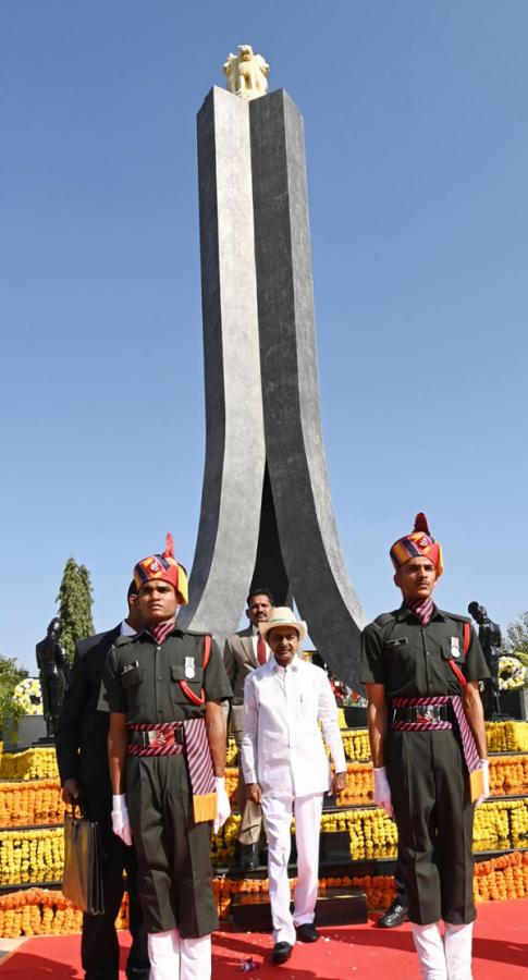 CM KCR hoists national flag at Pragathi Bhavan - Sakshi14