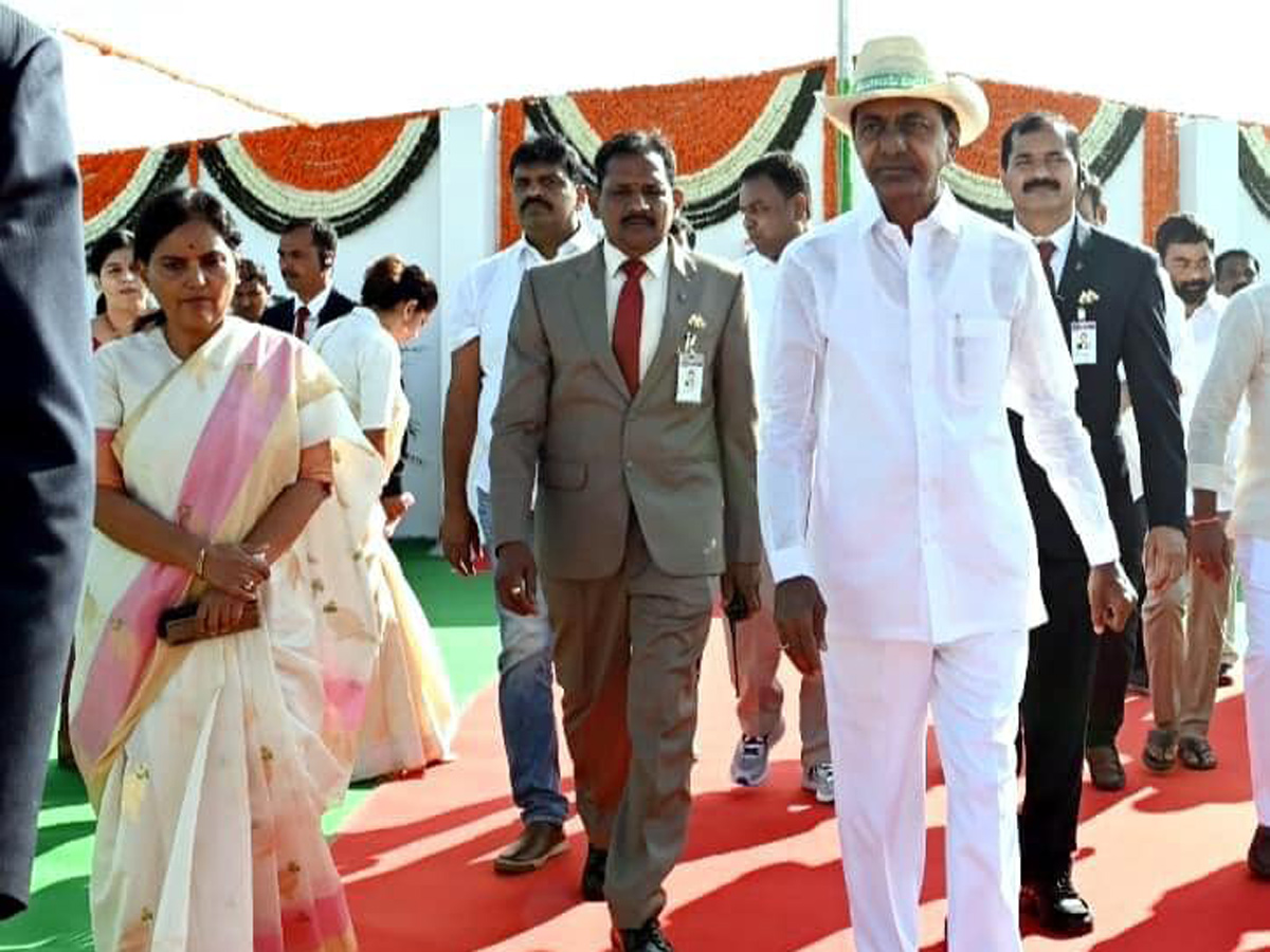 CM KCR hoists national flag at Pragathi Bhavan - Sakshi5