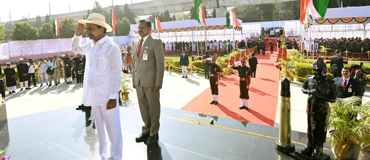 CM KCR hoists national flag at Pragathi Bhavan - Sakshi2