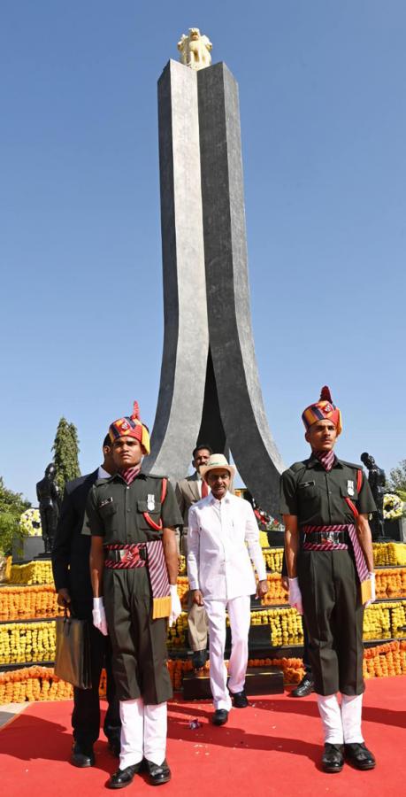 CM KCR hoists national flag at Pragathi Bhavan - Sakshi15