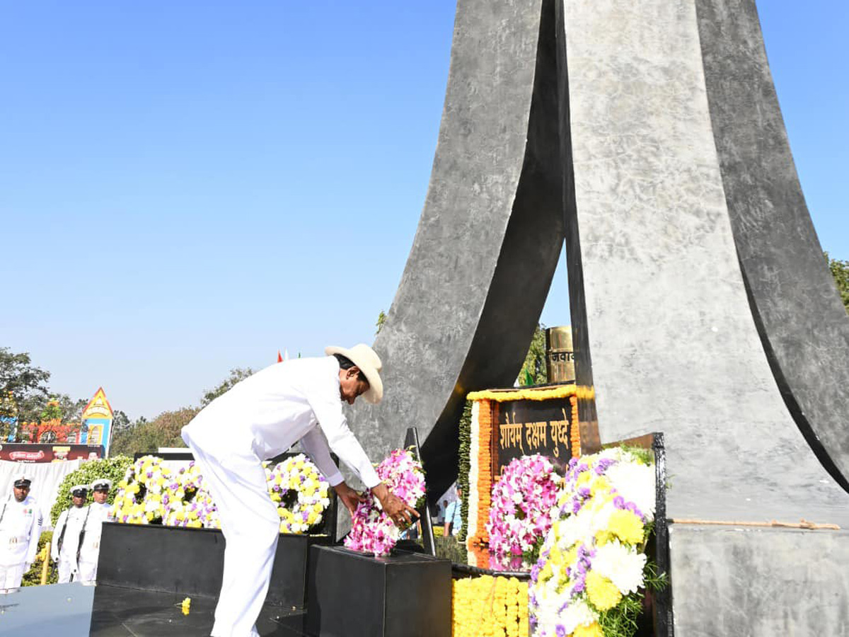 CM KCR hoists national flag at Pragathi Bhavan - Sakshi3