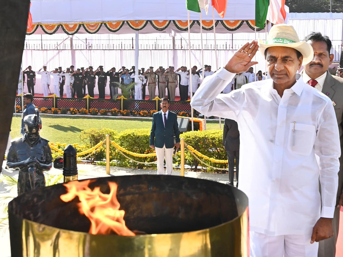 CM KCR hoists national flag at Pragathi Bhavan - Sakshi4