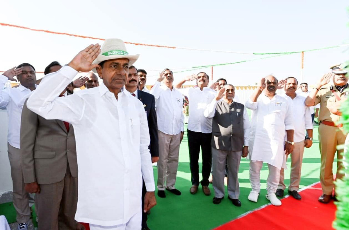 CM KCR hoists national flag at Pragathi Bhavan - Sakshi1