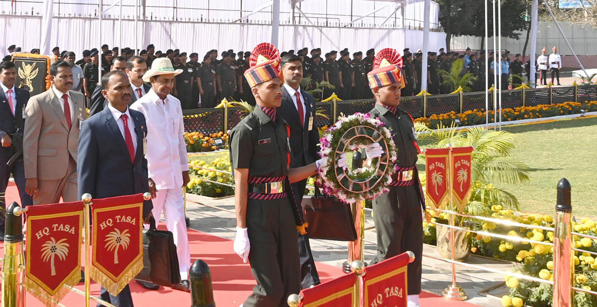 CM KCR hoists national flag at Pragathi Bhavan - Sakshi6