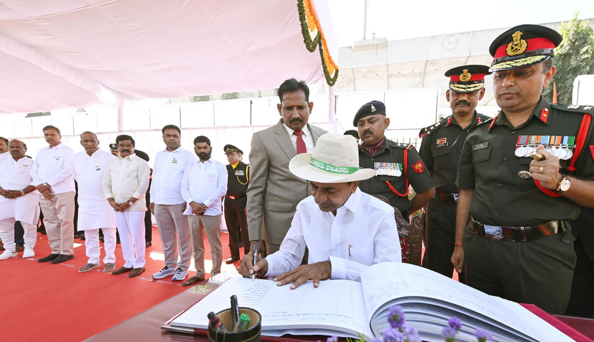 CM KCR hoists national flag at Pragathi Bhavan - Sakshi8